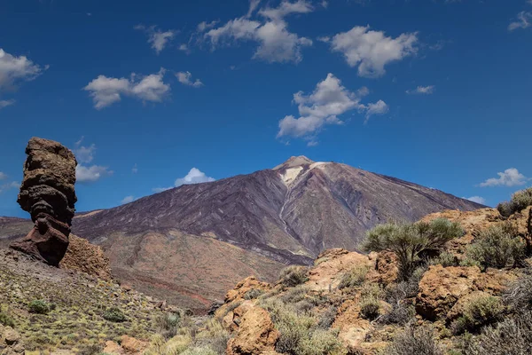 İspanya, Kanarya Adaları, Tenerife 'deki ünlü El Teide volkanı. Volkanik manzara, mavi gökyüzü ve beyaz bulutlar..