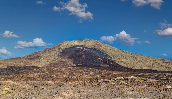 İspanya, Kanarya Adaları, Tenerife 'deki ünlü El Teide volkanı. Volkanik manzara, mavi gökyüzü ve beyaz bulutlar..
