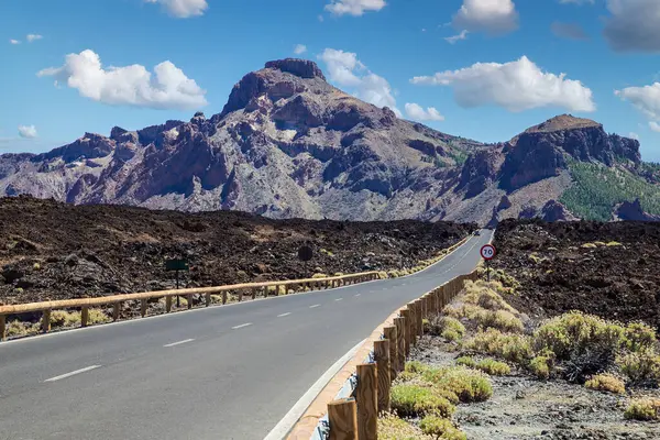 Tenerife adasındaki El Teide yanardağına giden yol. Kanarya adası. İspanya.