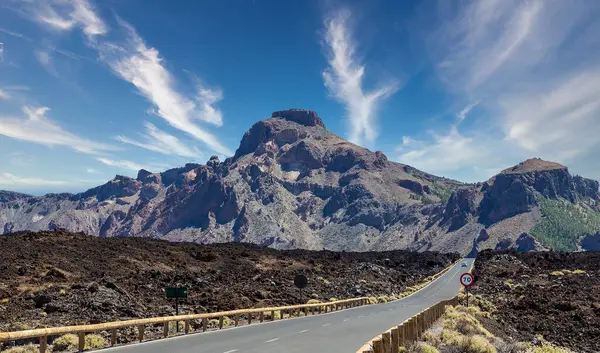 Tenerife adasındaki El Teide yanardağına giden yol. Kanarya adası. İspanya.