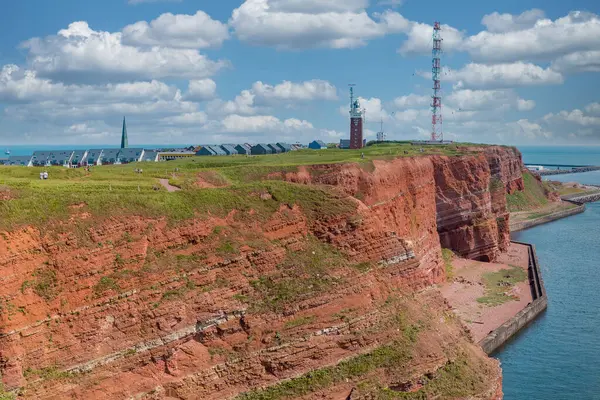 Heligoland adasında kızıl kayalıklar ve kaya oluşumu. Kuzey Denizi. Almanya.