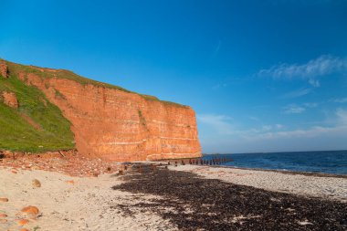 Heligoland adasının kuzey sahilinde kızıl kayalıklar ve kaya oluşumu. Kuzey Denizi. Almanya.