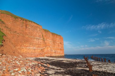 Heligoland adasının kuzey sahilinde kızıl kayalıklar ve kaya oluşumu. Kuzey Denizi. Almanya.