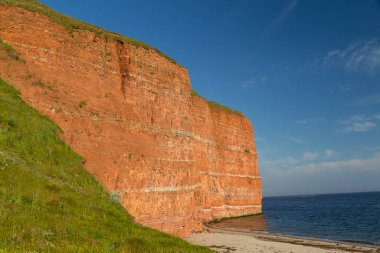 Heligoland adasının kuzey sahilinde kızıl kayalıklar ve kaya oluşumu. Kuzey Denizi. Almanya.