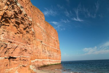 Heligoland adasının kuzey sahilinde kızıl kayalıklar ve kaya oluşumu. Kuzey Denizi. Almanya.
