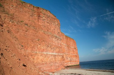 Heligoland adasının kuzey sahilinde kızıl kayalıklar ve kaya oluşumu. Kuzey Denizi. Almanya.