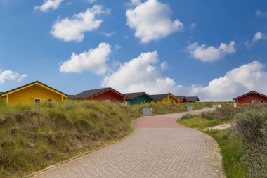 Heligoland Adası sahilinde güzel ve renkli ahşap evler. Kuzey Denizi Almanya.