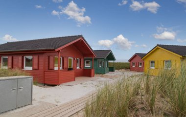 Heligoland Adası sahilinde güzel ve renkli ahşap evler. Kuzey Denizi. Almanya.