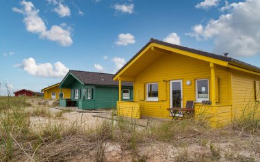 Heligoland Adası sahilinde güzel ve renkli ahşap evler. Kuzey Denizi. Almanya.