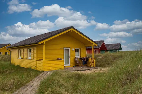 Heligoland Adası sahilinde güzel ve renkli ahşap evler. Kuzey Denizi Almanya.