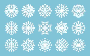 Büyük beyaz geometrik çizgi kar taneleri. Kar tanesi kış tasarımı, dekor. Beyaz Noel süslemelerinin kış dekoratif unsurları kristali, yeni yıl için kar süsü. Xmas dekorasyonu.