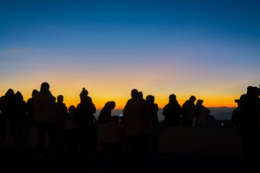 Güneş doğarken fotoğraf çeken turist, güzel siluet (Doi Inthanon Ulusal Parkı, Chiang Mai), yumuşak odak ve sade anahtar