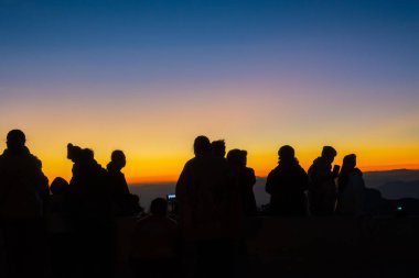 Güneş doğarken fotoğraf çeken turist, güzel siluet (Doi Inthanon Ulusal Parkı, Chiang Mai), yumuşak odak ve sade anahtar