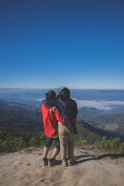 Bakış açısıyla fotoğraf çeken turist (Kew Mae Pan Doğa Yolu, Chiang Mai), yumuşak odak