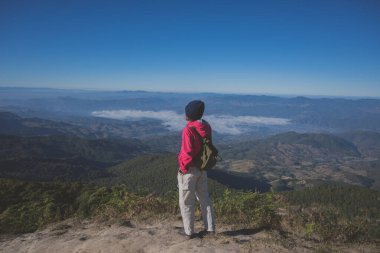 Bakış açısıyla fotoğraf çeken turist (Kew Mae Pan Doğa Yolu, Chiang Mai), yumuşak odak