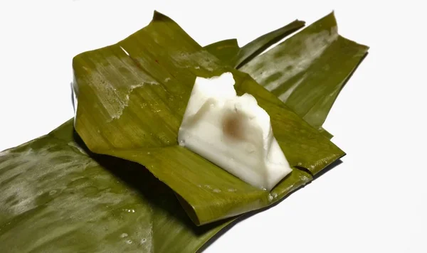 在带有白色背景的香蕉叶上的泰式甜点 用椰子填充的蒸粉 — 图库照片