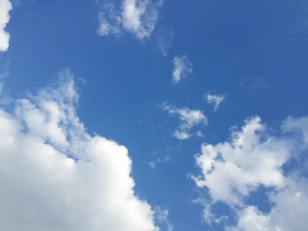 Nube Blanca Sobre Fondo Azul Del Cielo — Foto de Stock