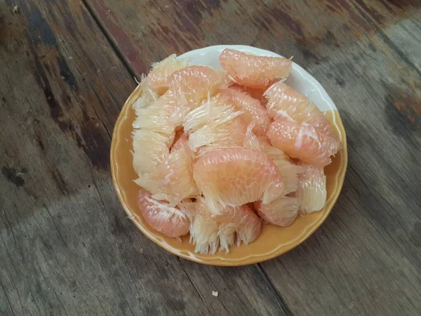 Buah Pomelo Dalam Hidangan Dengan Latar Belakang Kayu — Stok Foto