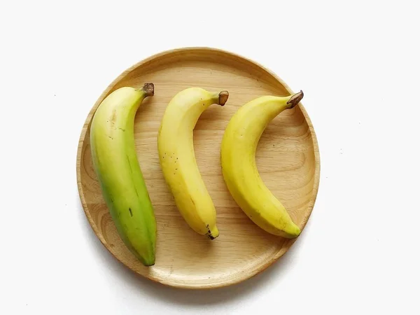 Három Banángyümölcs Fehér Hátterű Fadarabon — Stock Fotó