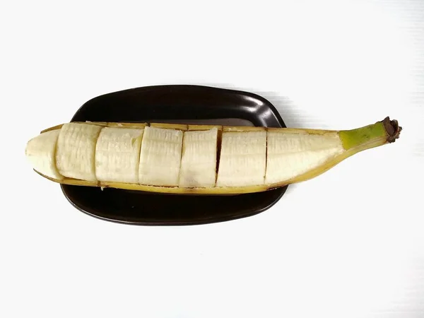 Стерти Банан Чорній Тарілці Білим Тлом — стокове фото