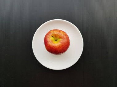 Siyah bir yüzey üzerinde taze kırmızı elma. en üstteki görünüm. 