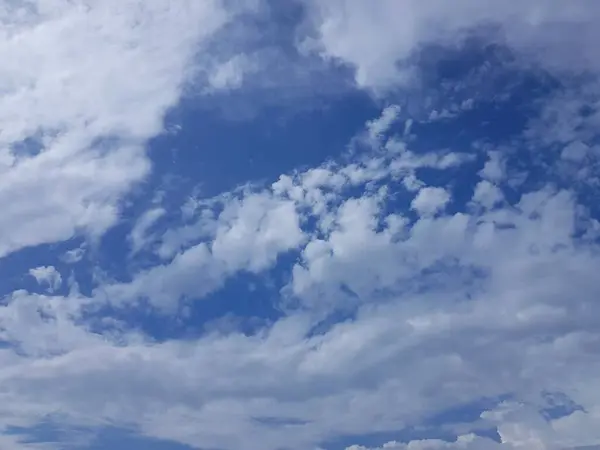 Μπλε Ουρανός Σύννεφα — Φωτογραφία Αρχείου