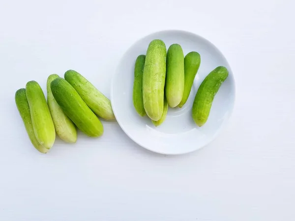 Beyaz Zemin Üzerine Yeşil Salatalık Sebze — Stok fotoğraf