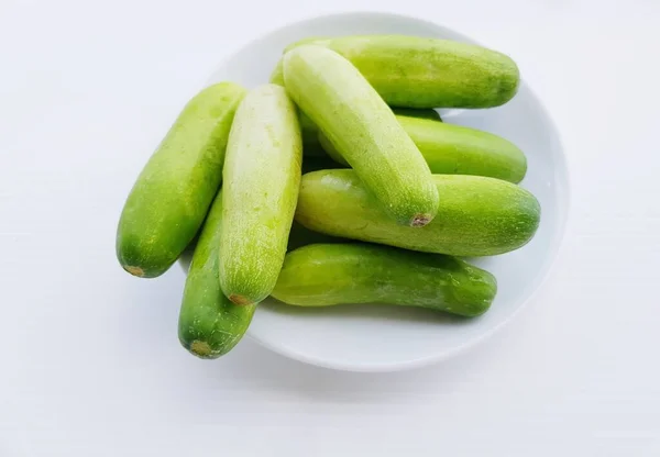 Beyaz Zemin Üzerine Yeşil Salatalık Sebze — Stok fotoğraf