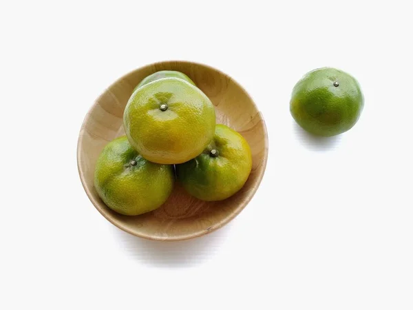 Frutas Naranjas Verdes Frescas Tazón Sobre Fondo Blanco — Foto de Stock