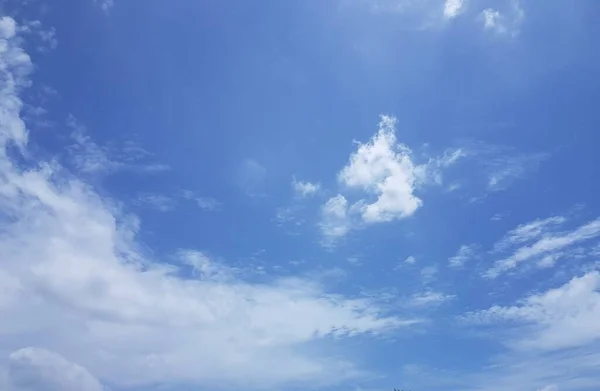 Белое Облако Голубом Фоне Неба — стоковое фото