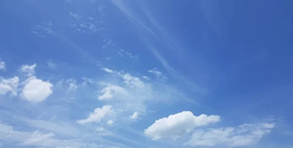 Белое Облако Голубом Фоне Неба — стоковое фото