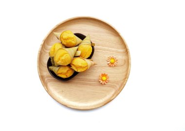 Tahta tabakta beyaz arka planda Tayland tatlısı. Thai toddy palmiye pastası.