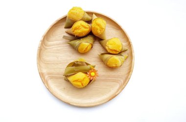 Tahta tabakta beyaz arka planda Tayland tatlısı. Thai toddy palmiye pastası.