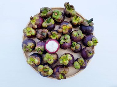 beyaz arka planda taze mangosteen meyveleri.