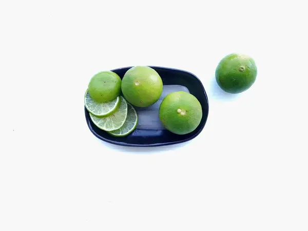Beyaz Arka Planda Yeşil Limon Sebzesi — Stok fotoğraf