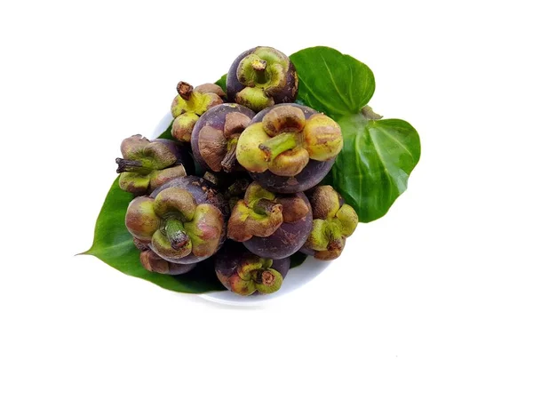 Świeże Owoce Mangosteen Zielonych Liściach Białym Tle — Zdjęcie stockowe