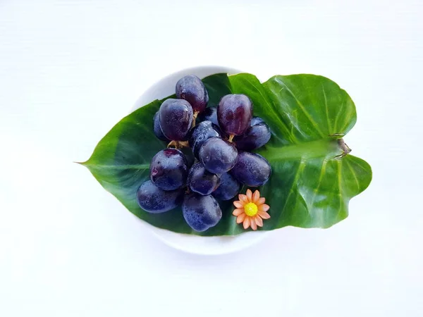Svart Druva Frukt Gröna Blad Med Vit Bakgrund — Stockfoto