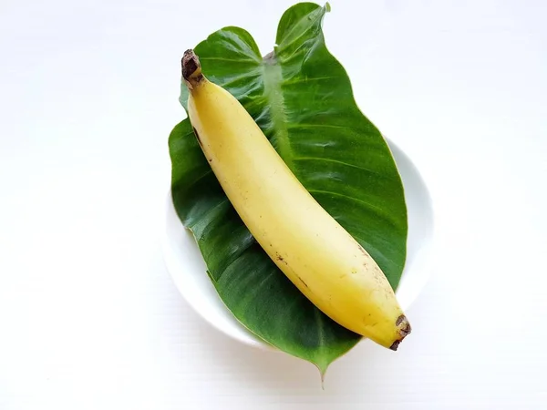 Стиглі Бананові Фрукти Зеленому Листі Білим Тлом — стокове фото