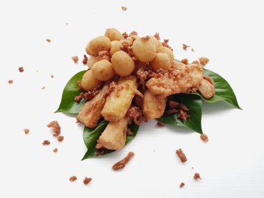 Tayland yemeği: Tayland usulü kızarmış patates topları ve kızarmış muz ve yeşil yapraklı tatlı patates.