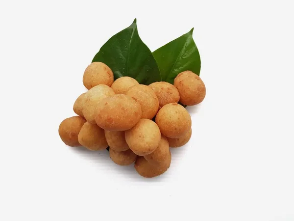 タイのスナック 白い背景を持つ緑の葉の上にタイの揚げサツマイモボール — ストック写真