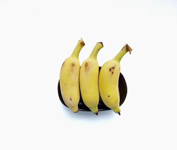 白地に熟したバナナ三枚 — ストック写真