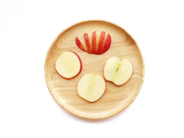 Beyaz arka planda bir parça kırmızı elma meyvesi.