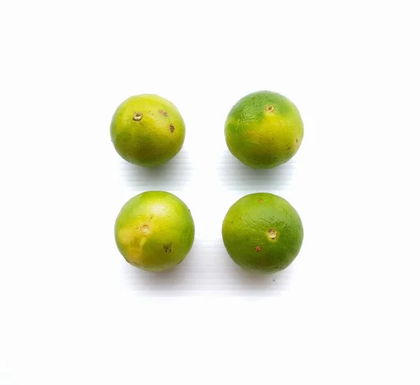 Cuatro Verduras Limón Verde Sobre Fondo Blanco — Foto de Stock