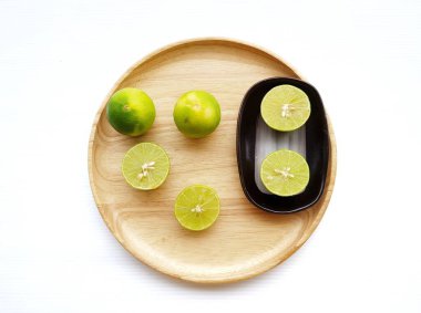 Beyaz arka planda taze yeşil limon sebzesi.