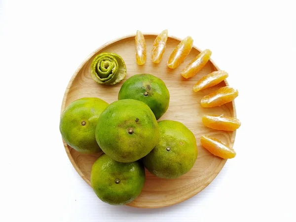 Fruta Naranja Fresca Plato Madera Con Fondo Blanco — Foto de Stock