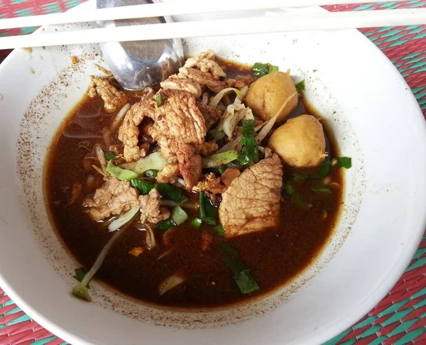 豚ボールと栄光の朝煮血のスープとスパイシーなボート麺 — ストック写真