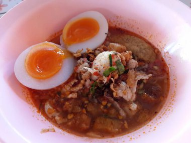 Tayland yemeği: Baharatlı limon otu aromalı düz erişte ve domuz eti.