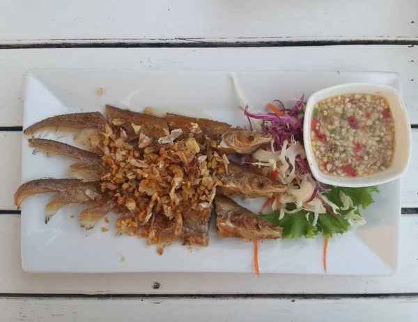 Tayland Yemeği Sarımsak Biberli Kızarmış Nehir Balığı — Stok fotoğraf