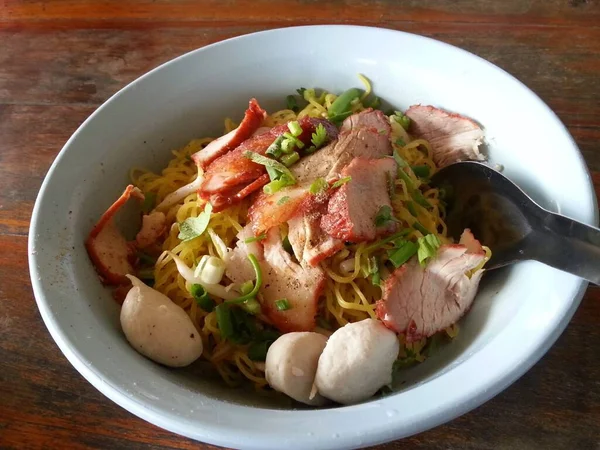 Ταϊλανδέζικο Φαγητό Αυγό Dry Noodle Χοιρινό Μπάρμπεκιου — Φωτογραφία Αρχείου