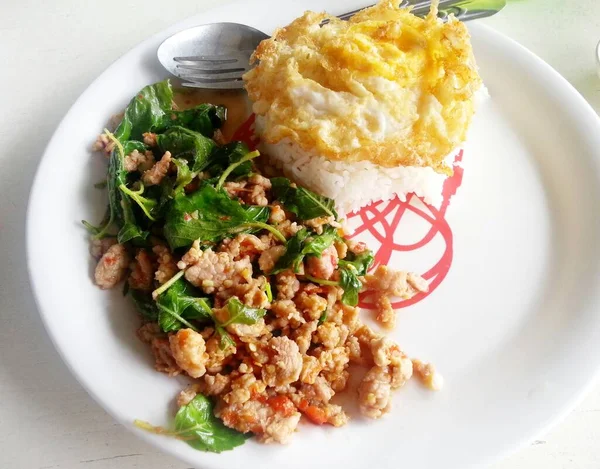 Ταϊλανδέζικο Φαγητό Ρύζι Γεμιστό Ανακατεμένο Χοιρινό Και Βασιλικό — Φωτογραφία Αρχείου
